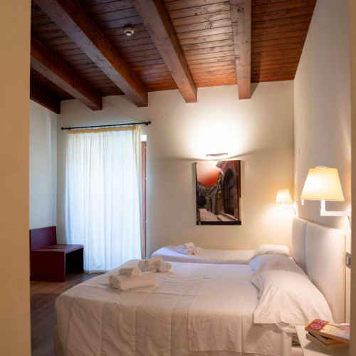 camera-103-vista-generare-stanza-letti-travatura-legno.jpeg